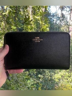 COACH Large Crossgrain Leather Travel Wallet Black with Gold Hardware AUTHENTIC
